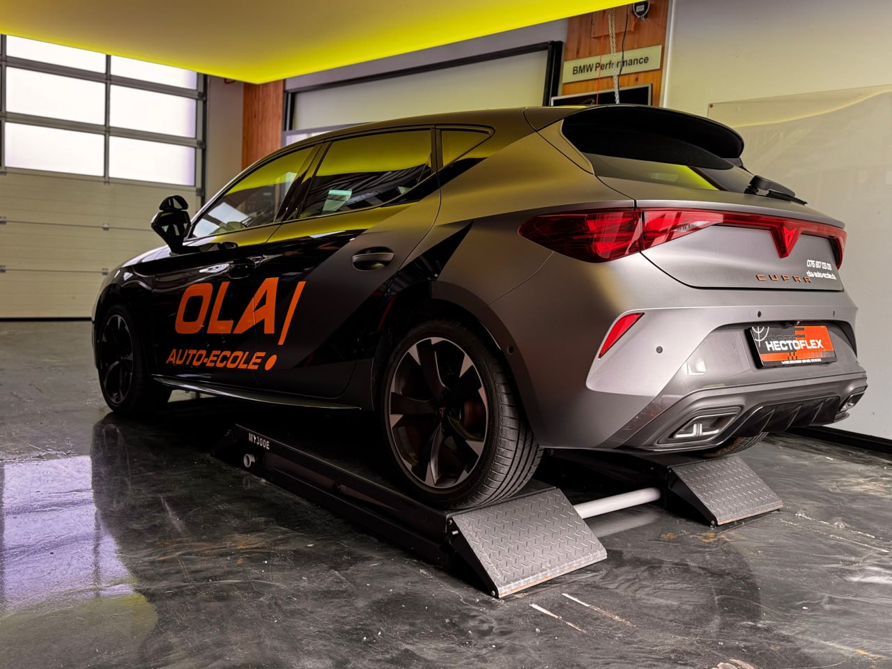 Marquage véhicule professionnel en atelier