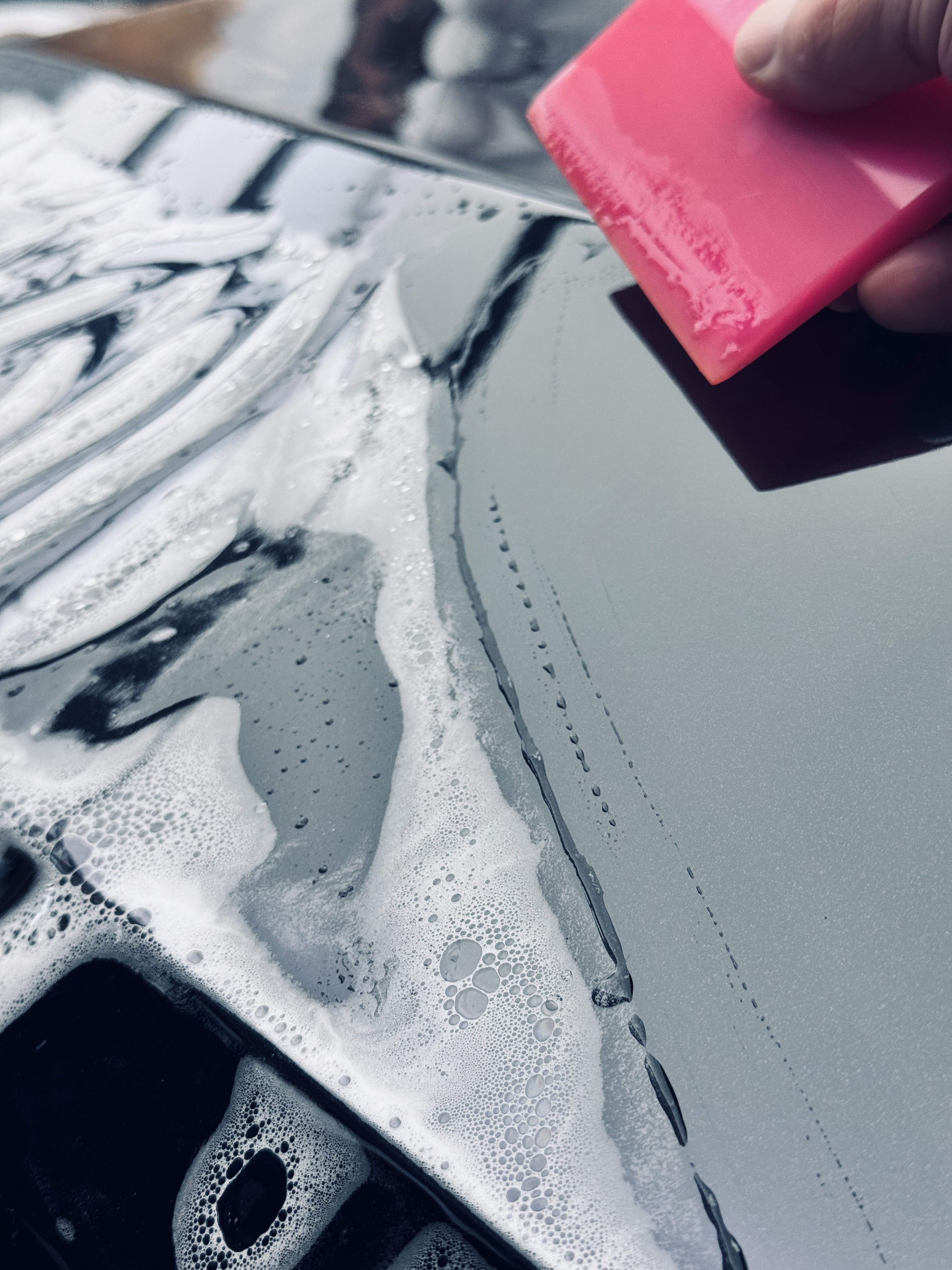 Application de film PPF en atelier HF Customs